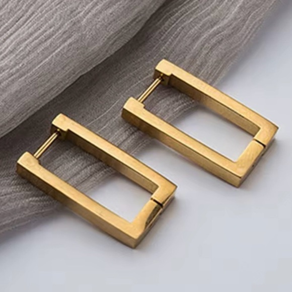 ✨Free People Celia Gold Huggie Earrings - Picture 3 of 6